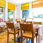 Отель Boutique & Design Hotel Auersperg